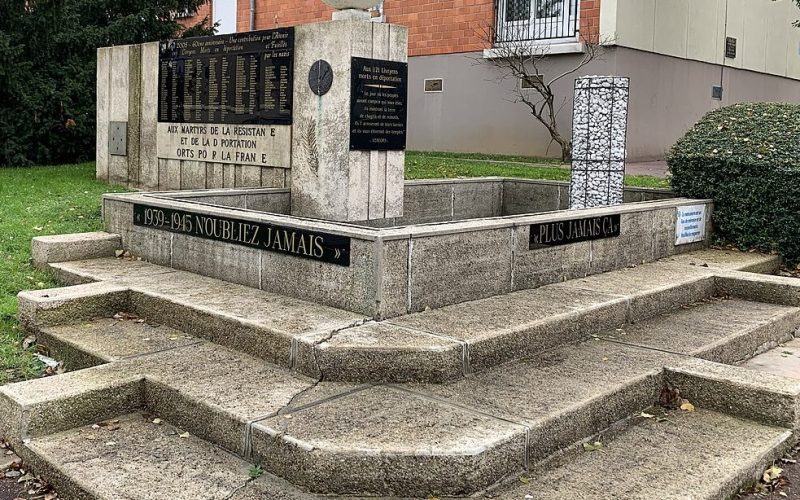 п. Ливри-Гарган. Памятник мученикам сопротивления и депортации. 