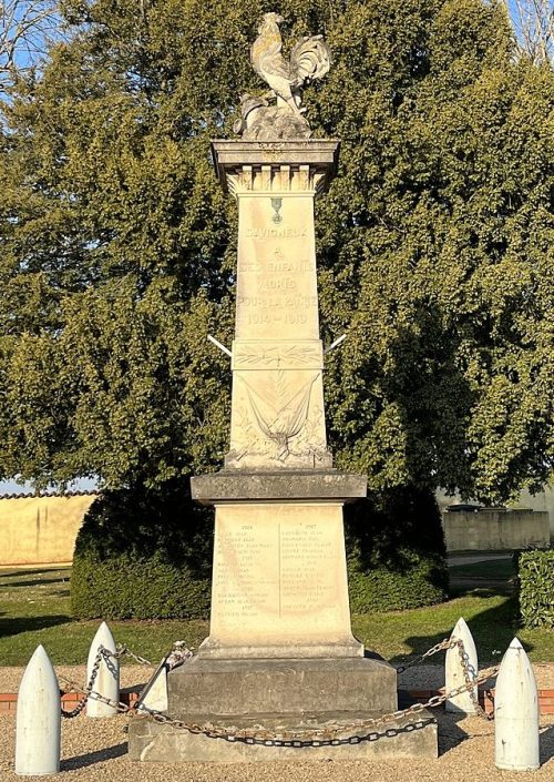 г. Савиньё. Военный мемориал. 