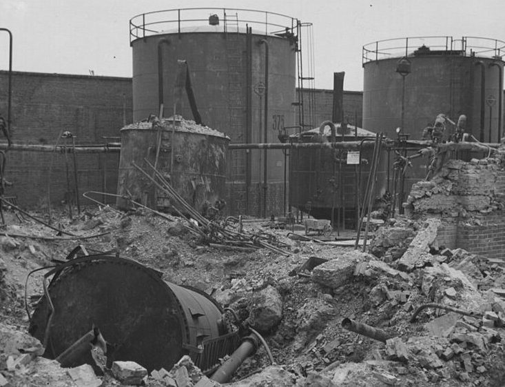 Обломки резервуаров на нефтеперерабатывающем заводе Астра-Романо в Плоешти. Август 1943 г.