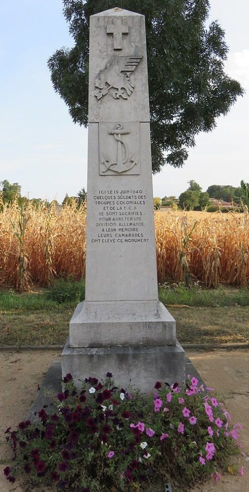 п. Лисье. Памятник 19 июня 1940 года. 