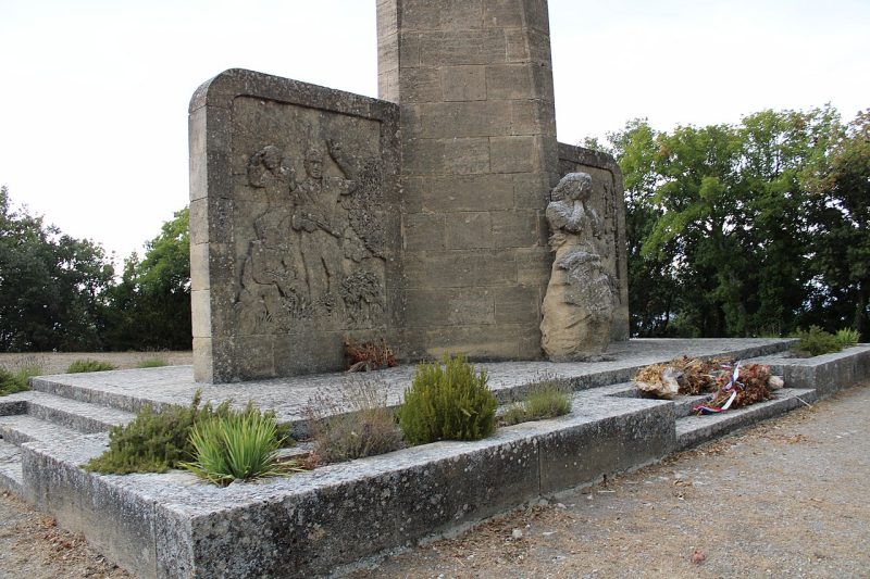 г. Сент-Анн-а-Ламбеск. Памятники Сопротивлению на плато.