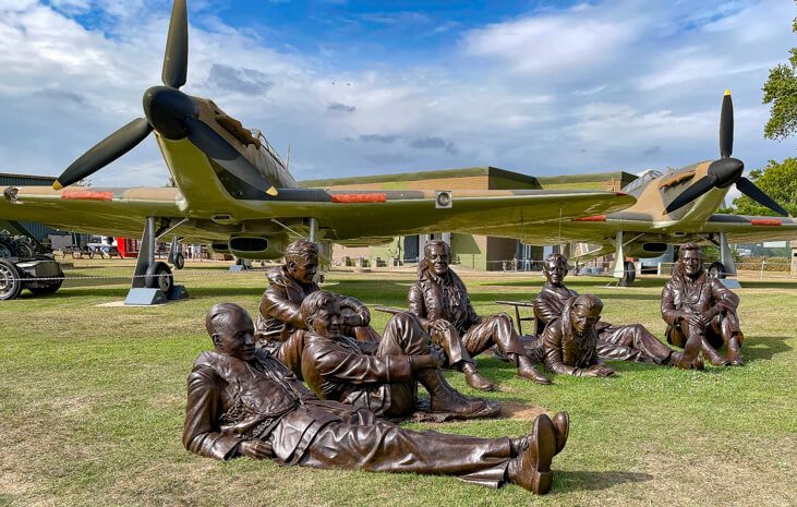 с. Хокинг. Скульптура «Дух избранных» в Музее битвы за Британию. 