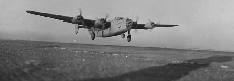 B-24 376-й бомбардировочной группы 9-й воздушной армии возвращается на авиабазу близ Бенгази. Август 1943 г. 