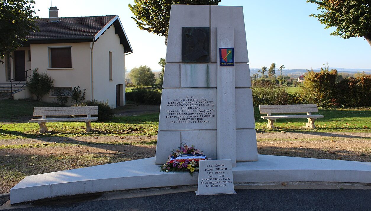 п. Манзиат. Памятник в честь генерала Жана де Латтра де Тассиньи,