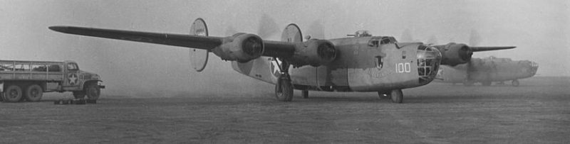 B-24 376-й бомбардировочной группы 9-й воздушной армии возвращается на авиабазу близ Бенгази. Август 1943 г. 