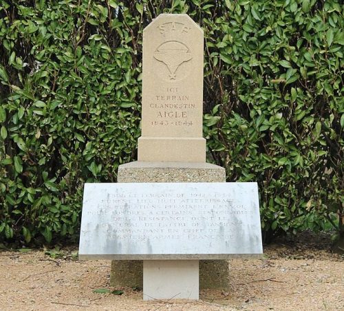 п. Манзиат. Стела подпольщикам. 