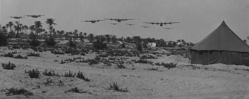 Бомбардировщики B-24 «Либерейтор» после операции в Плоешти над африканской базой. Август 1943 г. 