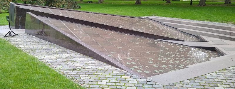 г. Лондон. Канадский мемориал в Грин-парке посвящен памяти военнослужащих канадских вооруженных сил, погибших во время Первой и Второй мировых войн.