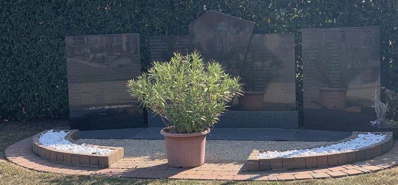 п. Манзиат. Военный мемориал на кладбище. 