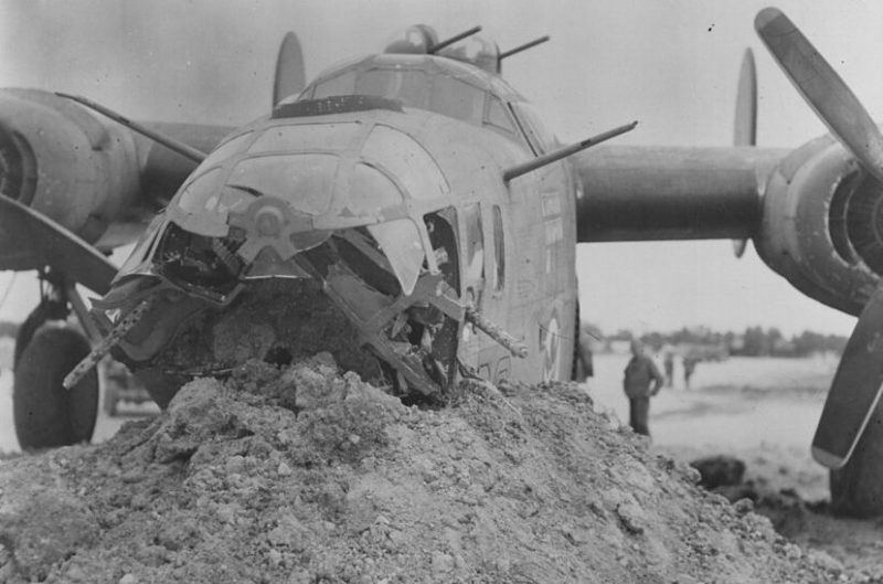 Повреждённый зенитным огнём во время налёта на Плоешти B-24 Liberator вернулся на базу в Италии и совершил аварийную посадку. Август 1943 г.