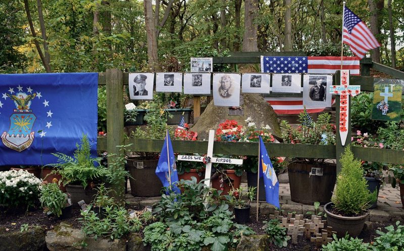 г. Шеффилд .Мемориал «Ми Амиго» (мой друг), установленный на месте крушения самолёта B-17 «Летающая крепость» ВВС США во время Второй мировой войны.