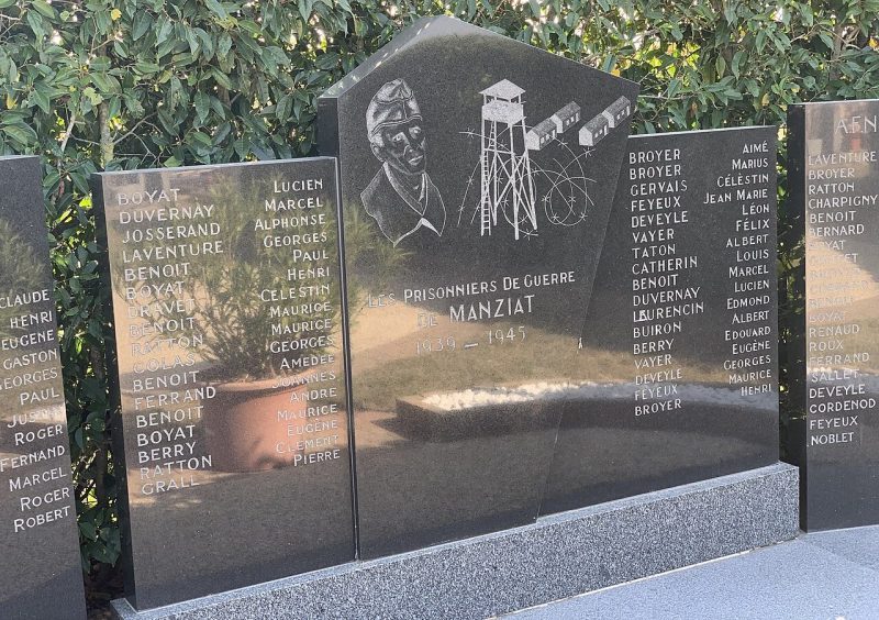 п. Манзиат. Военный мемориал на кладбище. 