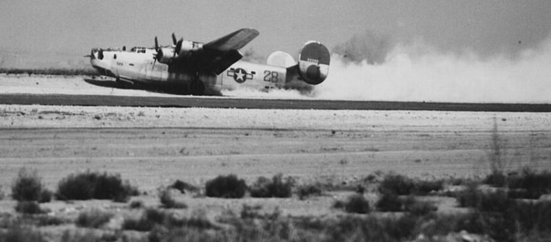 Посадка на брюхо подбитого B-24 «Либерейтор». Август 1943 г.