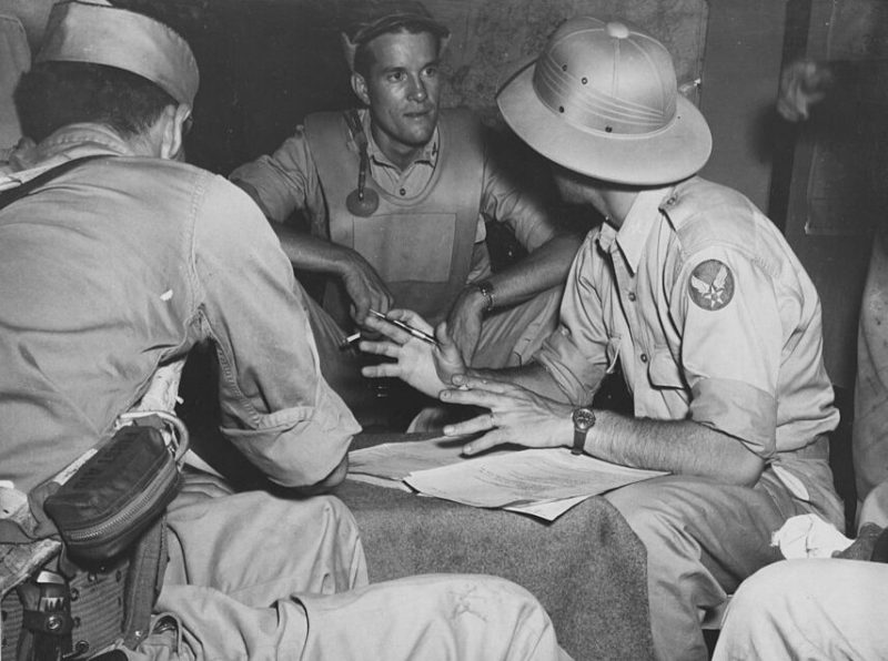 Пилоты В-24 на авиабазе близ Бенгази после бомбардировки Плоешти. Август 1943 г. 