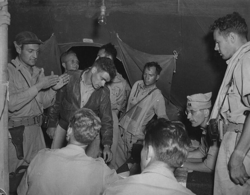 Пилоты В-24 на авиабазе близ Бенгази после бомбардировки Плоешти. Август 1943 г. 