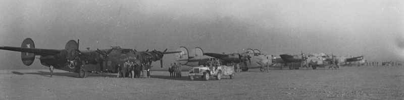 Бомбардировщики B-24 «Либерейтор» 376-й бомбардировочной группы на авиабазе близ Бенгази, вскоре после возвращения группы с бомбардировки Плоешти. Август 1943 г. 