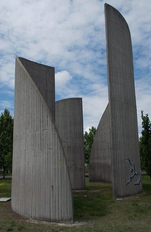 г. Кишкунхалаш. Памятник к 30-летию окончания Второй мировой войны.