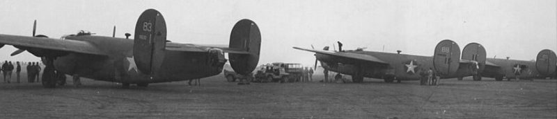 Бомбардировщики B-24 «Либерейтор» 376-й бомбардировочной группы на авиабазе близ Бенгази, вскоре после возвращения группы с бомбардировки Плоешти. Август 1943 г. 