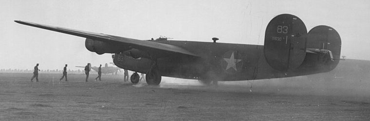 Бомбардировщики B-24 «Либерейтор» 376-й бомбардировочной группы на авиабазе близ Бенгази, вскоре после возвращения группы с бомбардировки Плоешти. Август 1943 г. 