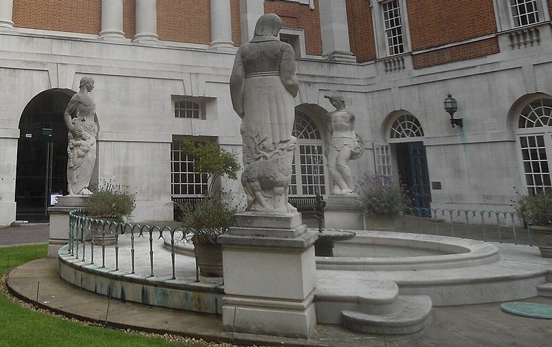 г. Лондон. Военный мемориал Британской медицинской ассоциации посвящен памяти мужчин и женщин медицинских профессий Британской империи и стран Содружества, погибших во Второй мировой войне.