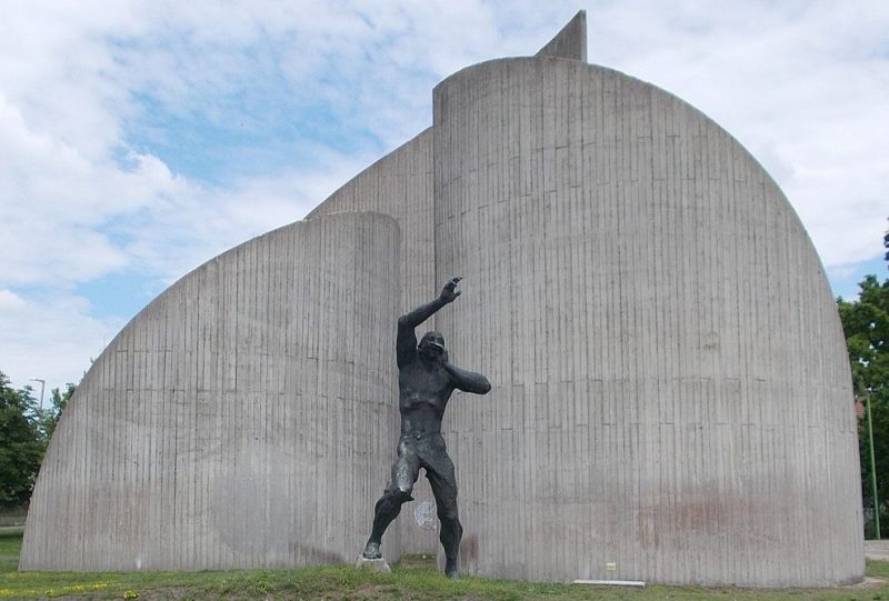 г. Кишкунхалаш. Памятник к 30-летию окончания Второй мировой войны.