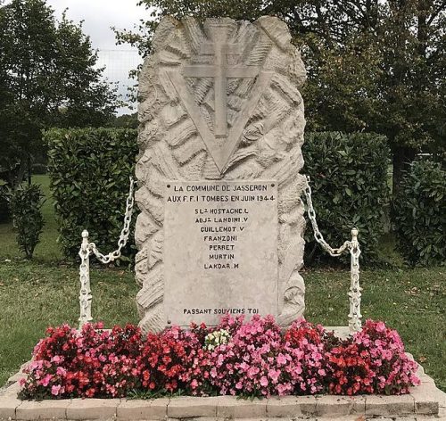 п. Жассерон. Военный памятник Сопротивления. 