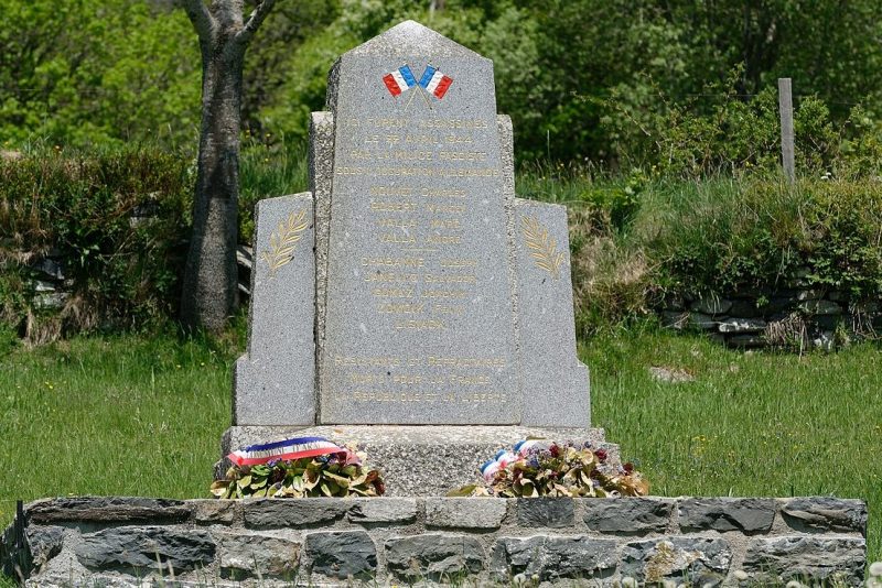 с. Монбюза. Стела бойцам Сопротивления.