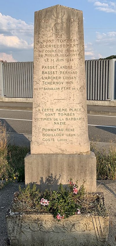 п. Мулен-де-Пон. Памятник погибшим стрелкам Сопротивления.