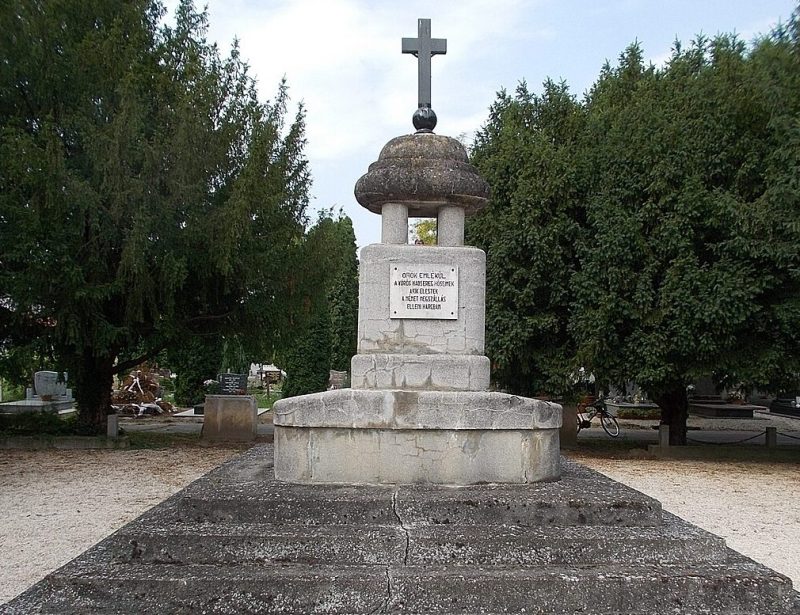 г. Сексард. Советский военный мемориал на кладбище.