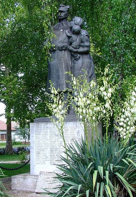с. Сюкёшде. Памятник героическим воинам, павшим в Первой и Второй мировых войнах.
