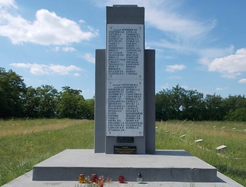 г. Хатван. Советское кладбище и братская могила.