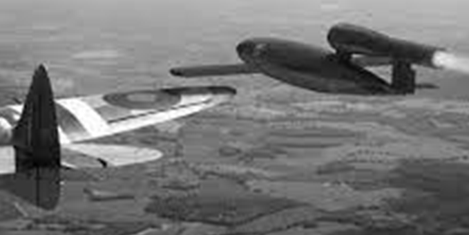 Британский истребитель готовиться «столкнуть» крылом Фау-1.