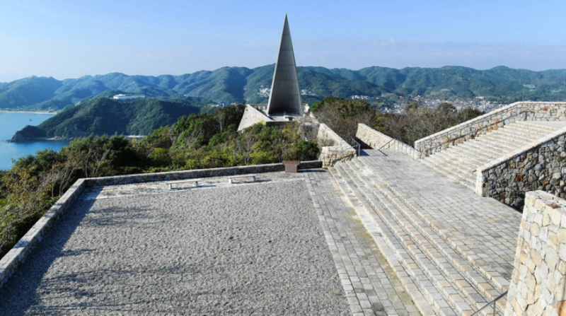 о. Авадзи. Мемориал памяти студентов, погибших на войне.