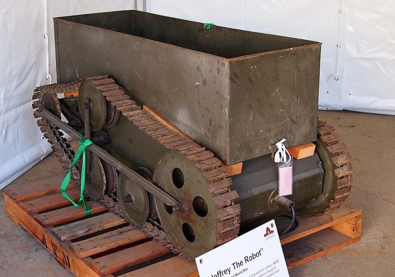 Радиоуправляемый австралийский танк для подвоза боеприпасов 1940-х годов.