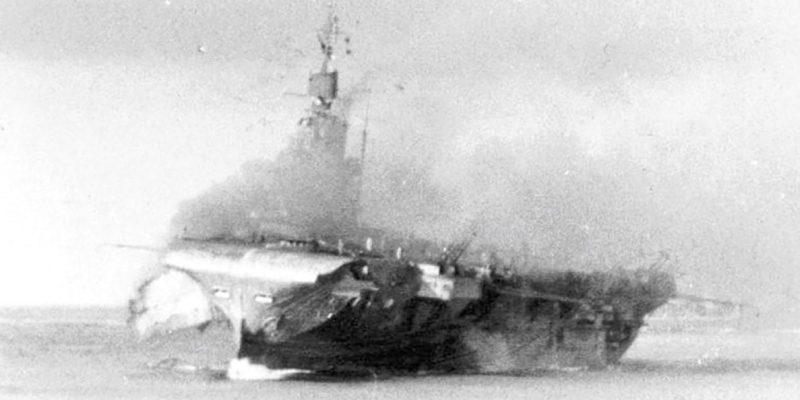 Авианосец HMS «Indomitable» накренился на левый борт после торпедирования.