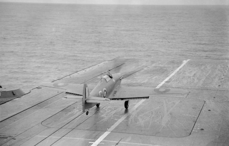 Истребитель Hawker Sea Hurricane взлетает с авианосца HMS «Indomitable». Август 1942 г.