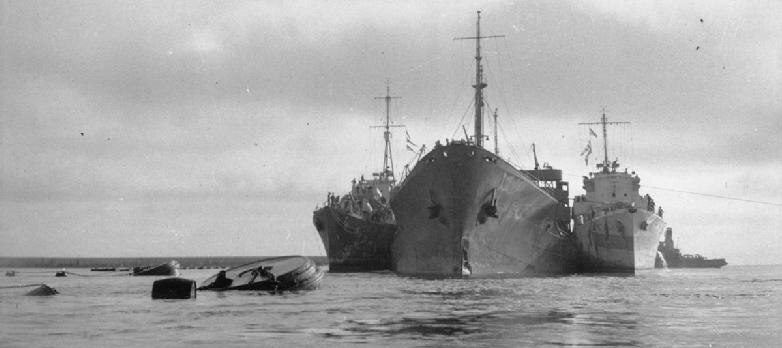 Танкер Ohio в сопровождении эсминцев.