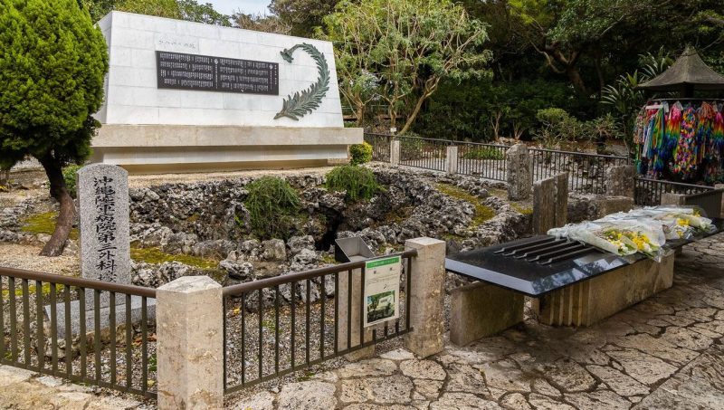 г. Итоман. Памятники Химэюри воздвигнутые в память о школьницах и преподавателях, мобилизованных для работы медицинскими сёстрами и погибших в битве за Окинаву. 