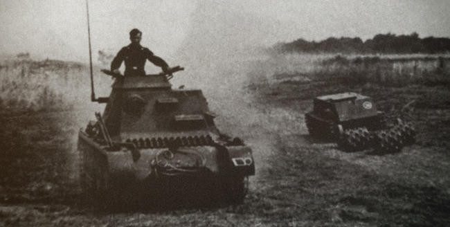 Машина управления Sd.Kfz.265 и минный трал Sd.Kfz.300 Боргвард В-І с тральными тележками, толкаемыми впереди.