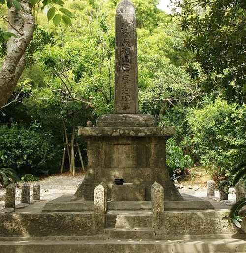 г. Итоман. Памятники Химэюри воздвигнутые в память о школьницах и преподавателях, мобилизованных для работы медицинскими сёстрами и погибших в битве за Окинаву. 