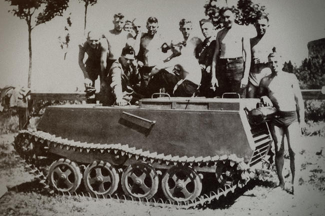 Немецкие саперы на фоне минного трала Sd.Kfz.300 Боргвард В-ІІ.