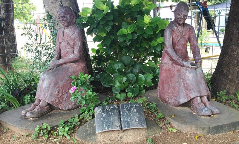 г. Итоман. Памятники Химэюри воздвигнутые в память о школьницах и преподавателях, мобилизованных для работы медицинскими сёстрами и погибших в битве за Окинаву. 