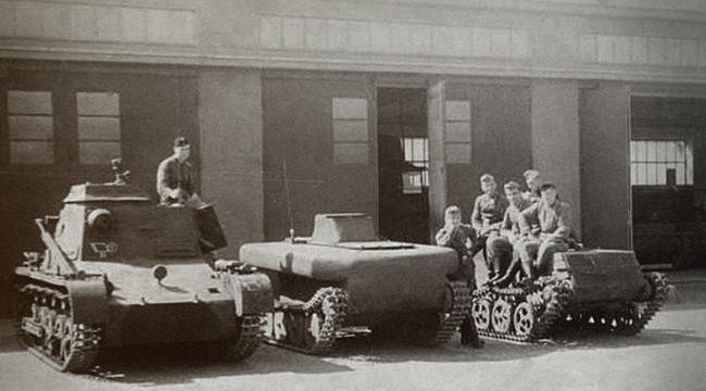 Роботы на полигоне в Куммерсдорфе. Слева направо: центр радиоуправления Боргвард B-I-II Sd.Kfz.265; плавающий минный трал B-II Ente; минный трал Sd.Kfz.300 B-II.