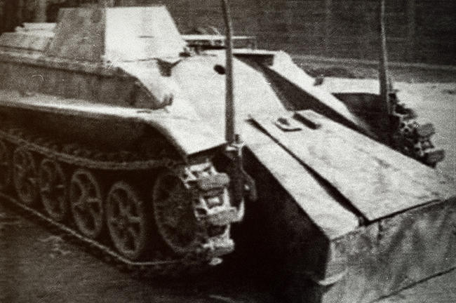 Контейнер и направляющая для ее выгрузки на грунт танкетки Боргвард IV Ausf.А и Ausf.B