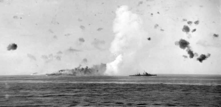 Авианосец «Indomitable» горит после бомбардировки. Август 1942 г.