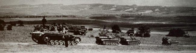 Танк управления Pz.Kpfw.III и управляемые им телетанкетки B-IV Sd.Kfz.301. Восточный фронт.