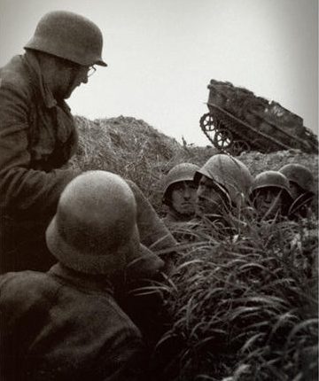 Немецкие солдаты и торчащий из земли немецкий танк-робот B-IV, Курская дуга.