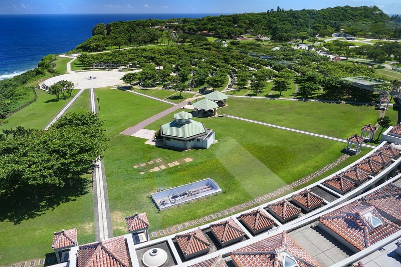 г. Итоман. Парк Мира - главный мемориальный комплекс, посвящённый битве за остров Окинава. На бесчисленных памятных камнях выгравированы имена 240 тысяч погибших.