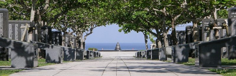 г. Итоман. Парк Мира - главный мемориальный комплекс, посвящённый битве за остров Окинава. На бесчисленных памятных камнях выгравированы имена 240 тысяч погибших.