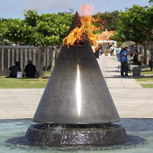 г. Итоман. Парк Мира - главный мемориальный комплекс, посвящённый битве за остров Окинава. На бесчисленных памятных камнях выгравированы имена 240 тысяч погибших.